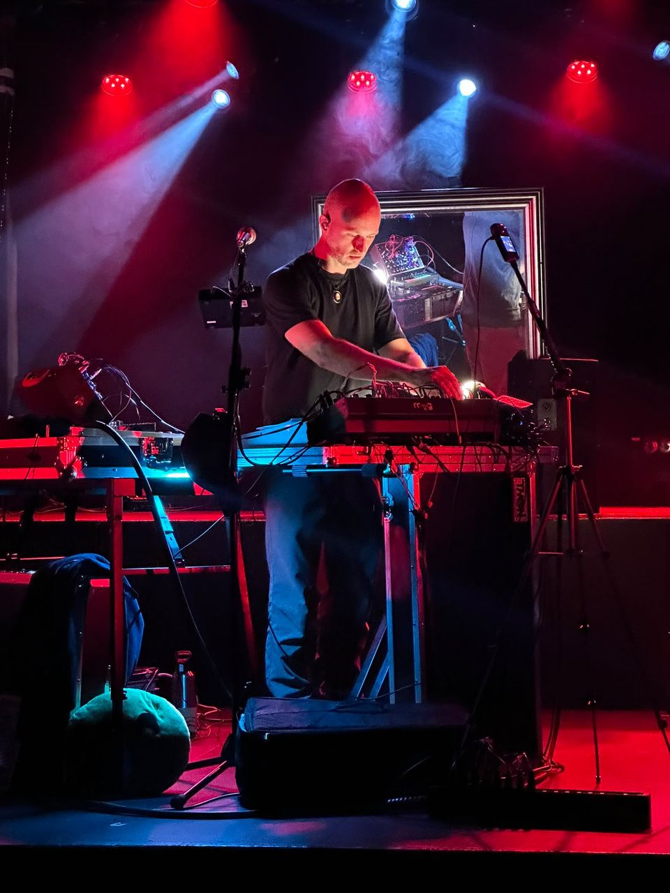 La scène de l'Undertown en entier : OXSA seul derrière ses machines, lumières rouges et bleues