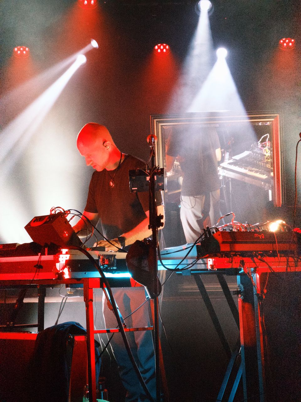 OXSA à l'Undertown, entouré de ses synthés, sous des faisceaux blancs
